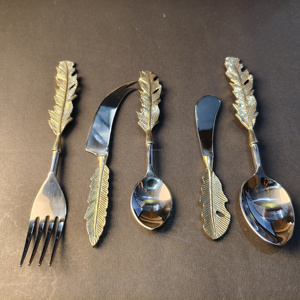Ensemble de couverts en or orné de 5 pièces comprenant une fourchette, un couteau à fromage incurvé, une petite cuillère, un épandeur et une grande cuillère. - Product Image 2