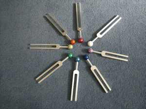 Juego de Diapasones de 5 Piezas Personalizado 2026 con Certificación CE, Martillo de Sonido de Acero Quirúrgico Inoxidable con Soporte de Madera - Product Image 3