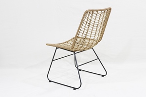 Chaise de salle à manger moderne en rotin tressé avec pieds en métal noir robustes - Product Image 6