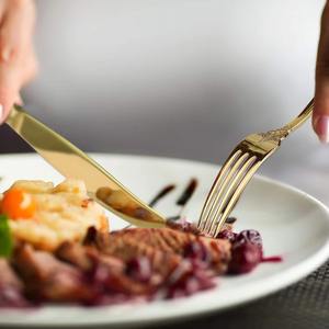 Juego de Cubiertos Glamurosos de Acero Inoxidable de Calidad de Exportación con Asas con Relieve de Flores en Tono Dorado, Decoración de Comedor Estilo Palacio - Product Image 4