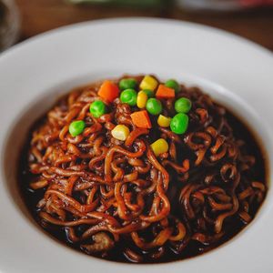 Nouilles instantanées coréennes Otoki Jin Yeul Jjajang 135g avec une riche sauce aux haricots noirs - Product Image 3