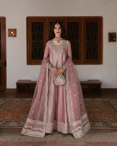 Salwar Kameez en soie rose brodé élégant et réversible, longueur ras du sol, avec dupatta floral, pour femme, idéal pour les mariages - Collection Fashionista International - Product Image 2
