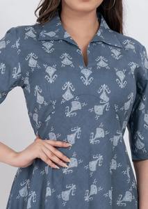 Vestido Mini de Algodón Tejido con Cuello en V y Estampado Floral Azul para Mujer, de Primera Calidad, Elegante, Chic, Lavable, para Uso Diario, Disponible para la Venta - Product Image 3