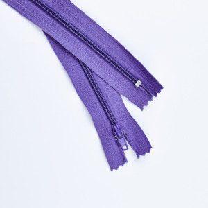 Fermetures éclair en nylon personnalisées de marque en gros, à verrouillage automatique, à extrémité fermée, en plastique coloré, différentes tailles pour vêtements - Product Image 3