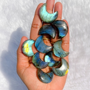 Chakralume - Piedra Curativa de Labradorita Natural Tallada en Forma de Luna Creciente, Pulida a Mano, para Meditación, Reiki y Energía de Chakras - Product Image 2