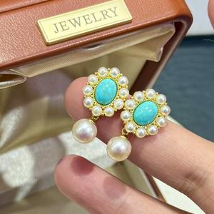 Boucles d'oreilles tournesol turquoise avec petites perles d'imitation presque rondes de 7-8 mm, bijoux de haute qualité - Product Image 1