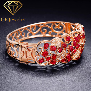 Bracelet jonc ajouré victorien de forme ovale avec rubis et accents de diamants en or rose 18 carats, bijoux fins de luxe vintage - Product Image 2