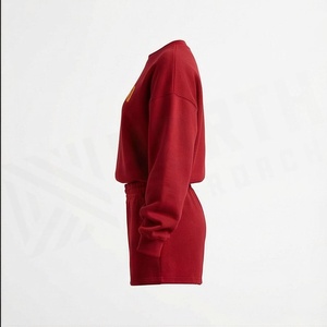 Conjunto de 2 Piezas para Mujer, Sudadera de Felpa y Pantalones Cortos, Cuello Redondo, Manga Larga, Corte Holgado, Sobre la Rodilla, Estampado de Letras Rojas, Ropa Casual - Product Image 3