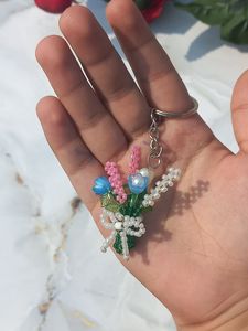 Porte-clés élégant fait main avec broderie perlée et détails artistiques en fil et perles pour accessoires de mode quotidiens - Product Image 1
