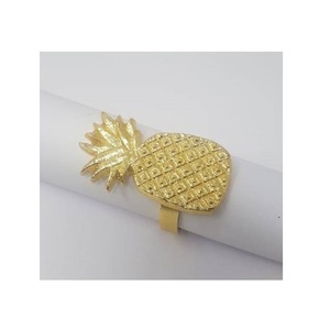 Porte-serviettes décoratif en aluminium doré en forme d'ananas, moderne, écologique, durable et personnalisable pour mariage tropical - Product Image 1