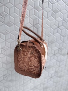 Bolso de hombro de cuero de vaca con pelo, nuevo, al por mayor, estilo Speedy, con grabado floral hecho a mano, estilo western, para mujer - Product Image 2