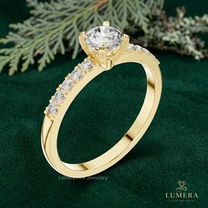 Anillo de Compromiso Clásico para Mujer con Diamante Cultivado en Laboratorio, Corte Brillante Redondo, Banda Pavé de 11 Lados, Elegante y Atemporal - Product Image 4