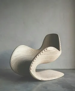 Pequeñas esculturas de madera intrincadamente talladas que exhiben la artesanía tradicional para turistas y entusiastas de eventos culturales. - Product Image 4