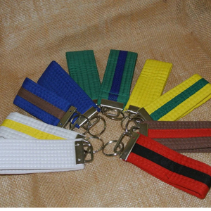 Llavero de Artes Marciales con Diseño Personalizado, Forma de Cinturón Bordado, Karate, Taekwondo, Jiu Jitsu, Cinturón Negro, Producto al por Mayor - Product Image 4