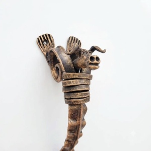 Manija de Puerta de Hierro Forjado a Mano con Recubrimiento en Polvo Resistente al Óxido, Estilo Tradicional con Acabado de Madera, Fácil de Instalar - Product Image 1