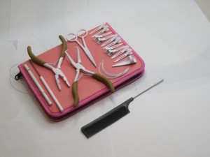 Kit d'outils professionnels pour extensions de cheveux avec aiguilles en forme de C, peigne à queue, pince à 2 trous, anneau de sectionnement des cheveux, ciseaux de coupe - Product Image 1