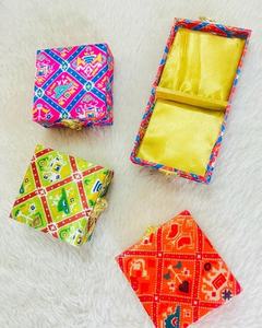 Caja de joyería artesanal de tela multicolor con forro de seda de alta calidad, diseñada con estampados étnicos tradicionales de la India. - Product Image 1