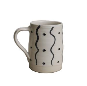 Mug à café en céramique blanche artistique avec motif dessiné à la main, finition lisse, poignée confortable pour le thé, le café, usage quotidien - Product Image 1