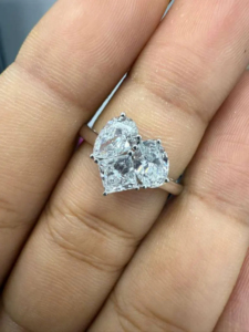 Anillo de compromiso de oro blanco con diamantes en forma de pera, ovalados y princesa, diseño Toi et Moi, único con tres piedras para mujer, anillo nupcial de lujo. - Product Image 4