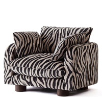 Fauteuil individuel en bois Moontree, style moderne et élégant, avec dossier croisé et revêtement en tissu à motif zèbre, idéal pour salon ou chambre.