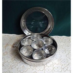 Boîte à épices en acier inoxydable Masala Dabba, récipient à condiments rond pour la cuisine avec couvercle en verre transparent et compartiments multiples - Product Image 1