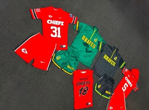 Conjunto de uniforme de fútbol americano personalizado con camiseta de compresión, jersey con cremallera de un cuarto y pantalones cortos - Product Image 4