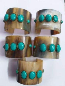 Bracelet manchette rond moderne en corne naturelle écologique fait main avec incrustation de pierres précieuses colorées, bijoux en corne de buffle pour femme - Product Image 4