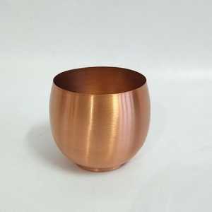 Verre à eau moderne en cuivre au look artisanal raffiné pour les tables contemporaines - Product Image 6