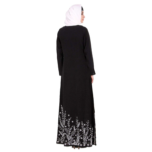 Robe longue noire pour femme avec broderie florale blanche, col rond, manches longues, silhouette droite - Product Image 2
