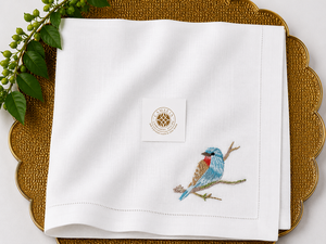 Serviette brodée Nightingale, qui évoque des moments de calme et de détente pendant le thé. - Product Image 1