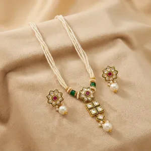 Conjunto de collar y aretes étnicos ODM chapados en oro con perlas y diseño de flores con piedras de circonio para mujeres, joyería nupcial india para novias. - Product Image 1
