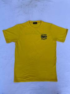 เสื้อยืดแขนสั้นสีเหลืองสำหรับผู้ชาย ยี่ห้อ Harry Johnson ทรงปกติ ผ้าคอตตอนเจอร์ซีย์ คอเสื้อแบบลำลอง พิมพ์ลายดิจิทัลที่หน้าอก - Product Image 1