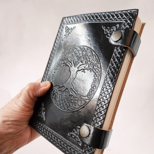 Diario de Cuero Negro con Grabado de Árbol Medieval, Cuaderno Encuadernado en Cuero, 8x6 Pulgadas, 200 Páginas en Blanco, Cierre Doble con Broches de Bronce - Product Image 4