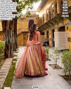 Vestido de novia tradicional de seda Carika Noor-e-Peach Bridal Lehenga Choli, largo hasta el suelo, con protección solar y características de secado rápido. - Product Image 2