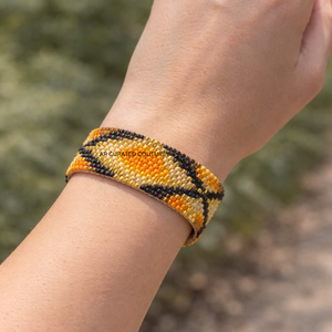 Descubre pulseras boho hechas a mano con cuentas de semillas, diseñadas con diseños personalizados y bandas ajustables para un estilo sin esfuerzo. - Product Image 2