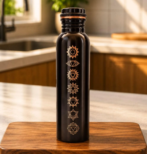 Botella de Agua de Cobre Marrón Antiguo con Símbolos Sagrados de los 7 Chakras Impresos, Bebedero con Beneficios Ayurvédicos para la Salud - Product Image 3