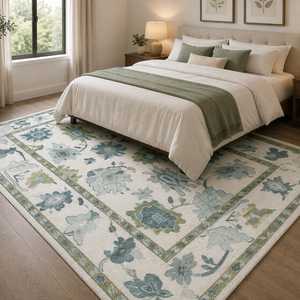 Tapis en laine noué à la main avec un motif floral élégant aux tons bleu sauge doux, vert et ivoire. Son design intemporel et son subtilisme. - Product Image 3