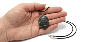 Collier pendentif ovale en hématite naturelle faite à la main, pierre noire enveloppée de fil, ras-de-cou unisexe avec cordon en cuir réglable - Product Image 3