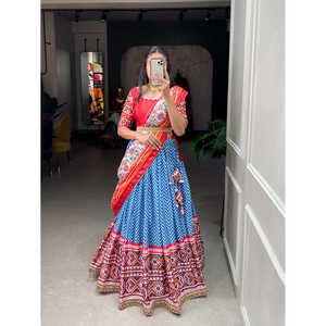 Chinon Laheriya-Estampado de Patola Con Lentejuelas Bordadas Lehenga Choli - Product Image 4