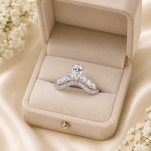 Bague en or blanc 18 carats pour femme avec diamant de laboratoire en forme de poire et bande chevron |   Bijoux de mariage empilables en forme de V finement courbés, cadeau idéal pour les mariées - Product Image 4