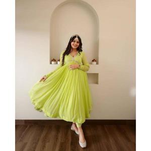 Robe de soirée attrayante de couleur vert perroquet avec col en V et miroir intégré, coupe classique et confectionnée en tissus de haute qualité. - Product Image 1