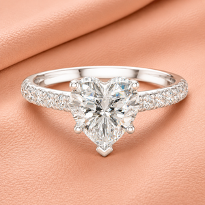 Bague de fiançailles solitaire en or blanc 14 carats avec diamant de laboratoire taille cœur pureté VVS2, sertie à griffes, luxe, pour mariage, certifiée IGI - Product Image 1