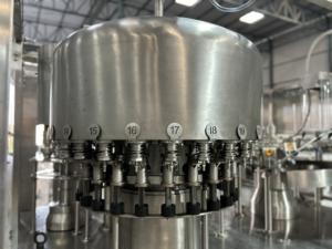 Système d'emballage automatique haute vitesse pour boissons et eau avec bouteilles en plastique, moteur électrique, PLC, précision de remplissage de 7200 bouteilles/heure - Product Image 3