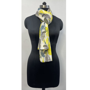 Écharpe longue pour femme en coton à motif de feuilles imprimé numériquement, toutes saisons - Product Image 1