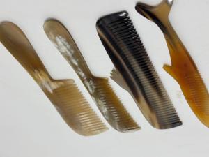 Peigne à cheveux artisanal en corne naturelle, peigne démêlant à dents larges, peigne de toilettage artisanal poli pour accessoires de soins capillaires en salon - Product Image 2