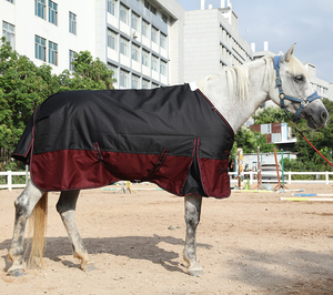 Manta y Alfombra para Caballos Impermeables y Transpirables Personalizadas al por Mayor con Refuerzos Altos y Forro de Nailon Rojo para Uso en Carreras - Product Image 5