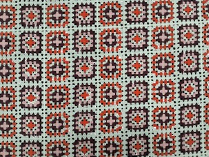 Tissu au crochet multicolore Granny Square en gros, orange, bordeaux, rose et blanc, dentelle géométrique, tissu vintage bohème - Product Image 3