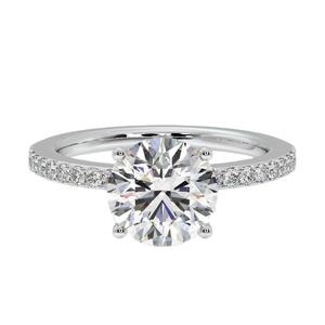 แหวนแต่งงานเพชรเม็ดเดี่ยว 2 กะรัต ผลิตในห้องปฏิบัติการ ดีไซน์แบบซีเคร็ต ฮาโล พร้อมรายละเอียดมงกุฎซ่อน ประดับเพชรแบบพาเว่ที่ให้ความรู้สึกเหมือนเพชรแท้ - Product Image 1