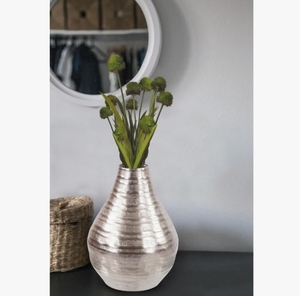 Vase en métal argenté côtelé Art Déco, écologique, fait main, en forme de goutte d'eau, pour table ou étagère, accent de luxe pour la maison - Product Image 1