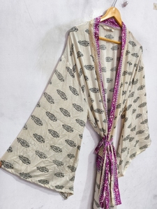 Kimono de Seda de Lujo con Parches, Túnica Larga para Dormir o Cubrir el Bikini, Kimono de Sari de Seda Reciclada Vintage Hecho a Mano en India - Product Image 4